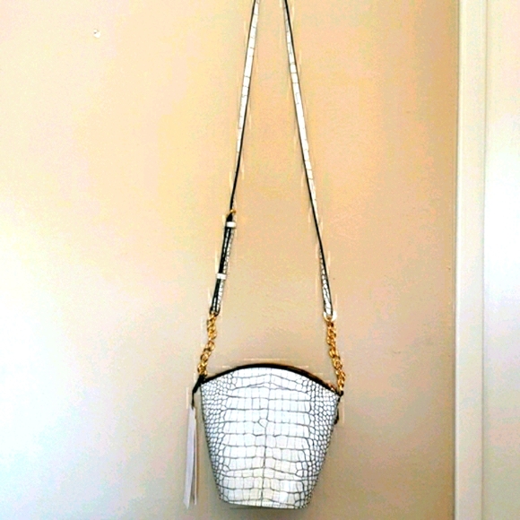 Calvin Klein Leather Crossbody. - Picture 3 of 5